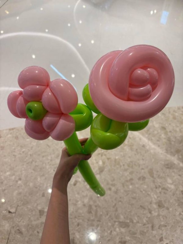 点金股 金子涵手腕多条伤疤引网友关注